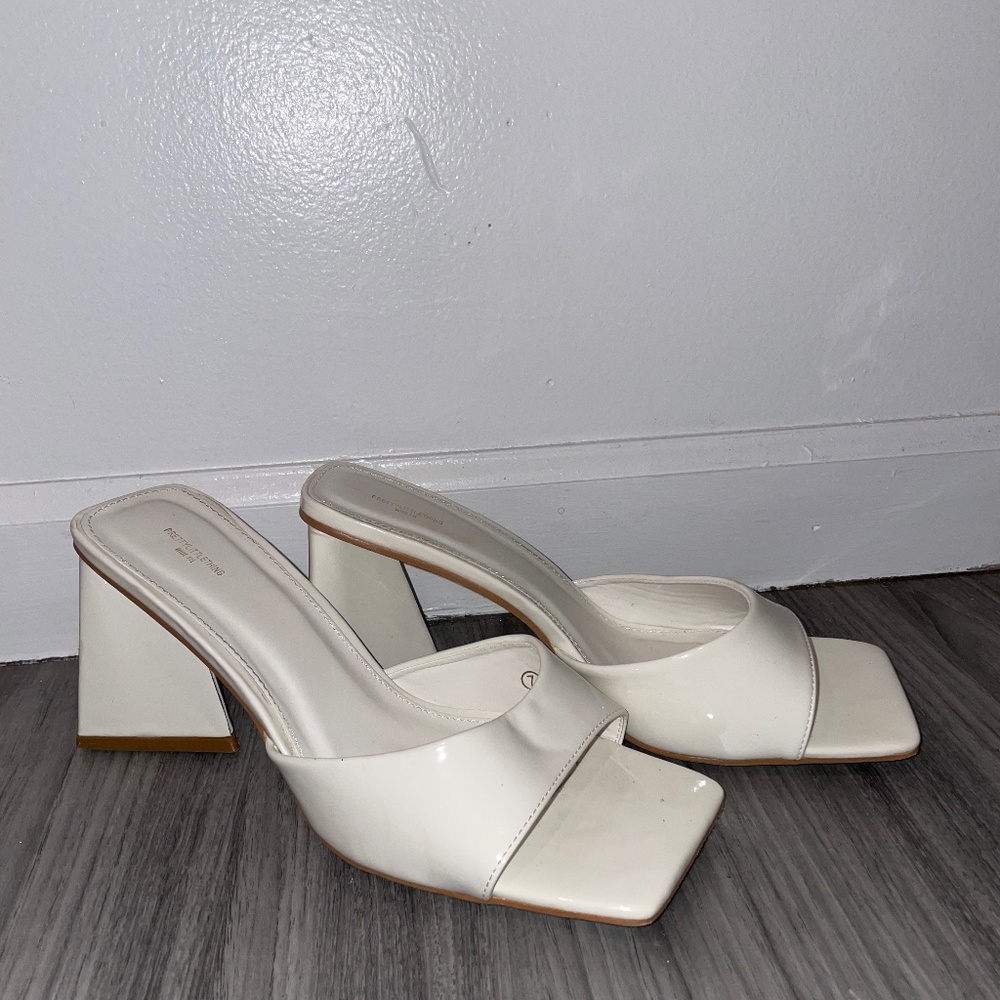 White Wide Fit Low Block Heeled Sandals PrettyLittleThing